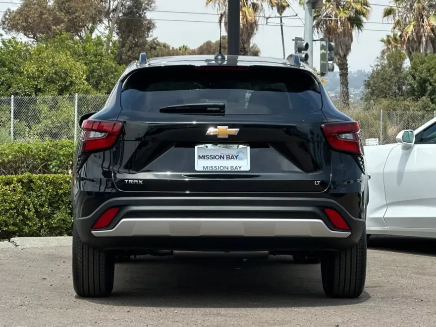 2025 Chevrolet Trax LT photo 1