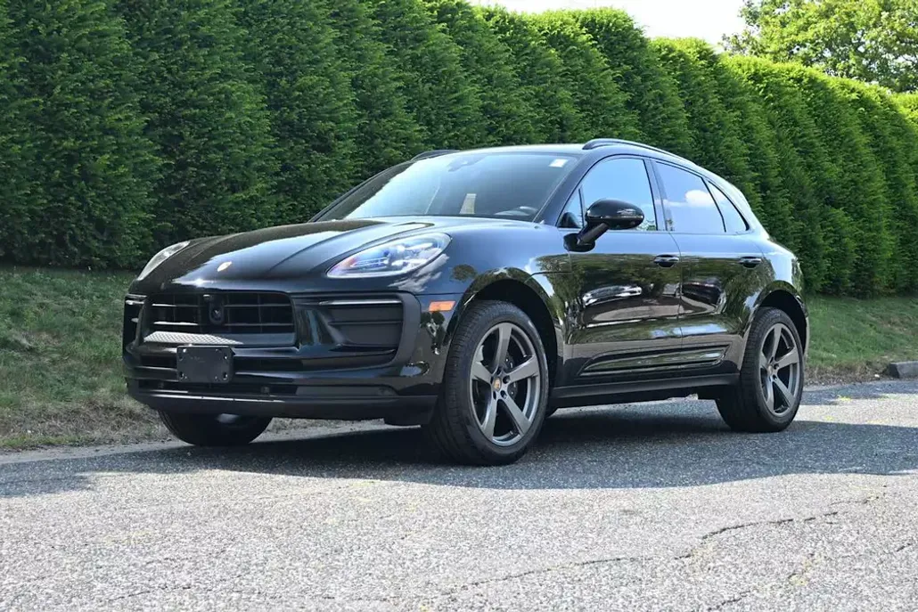 2025 Porsche Macan T photo 1