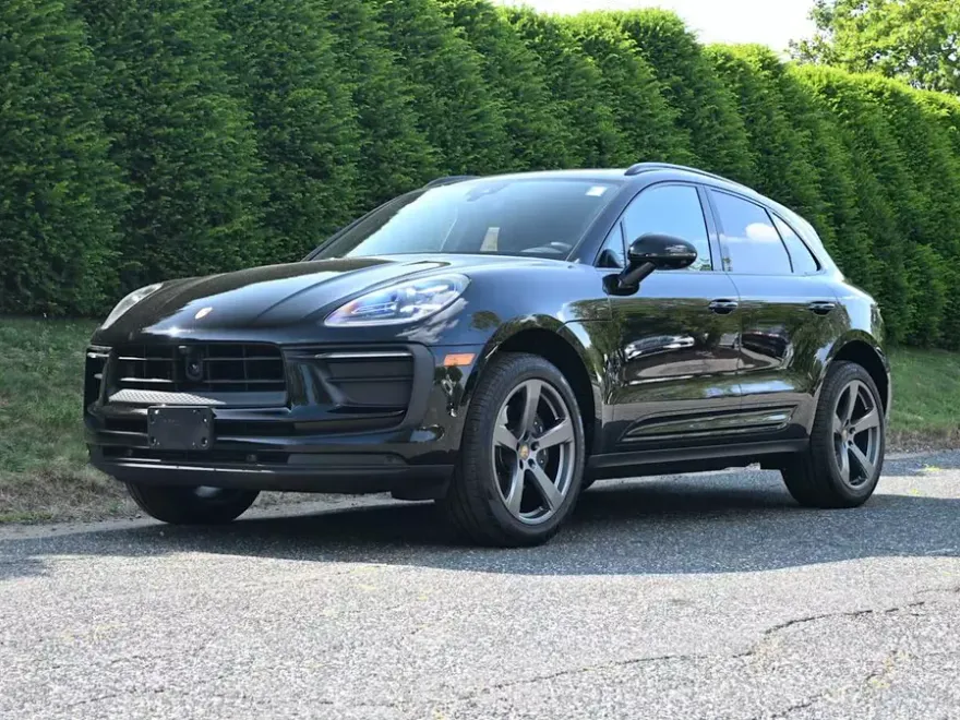 2025 Porsche Macan T photo 1
