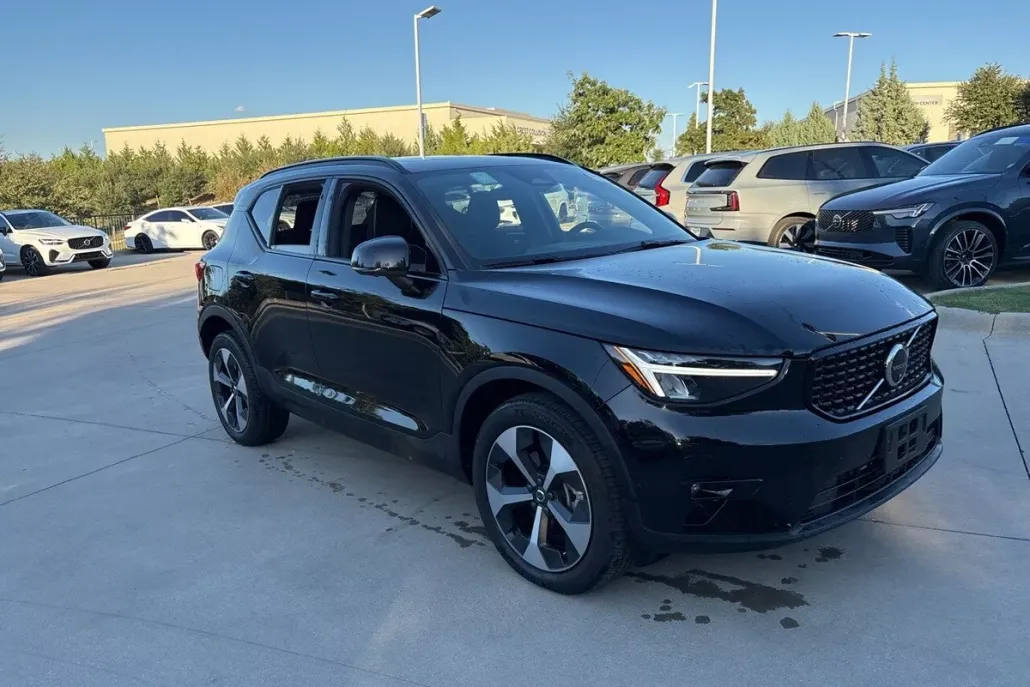 2025 Volvo XC40 Plus photo 1
