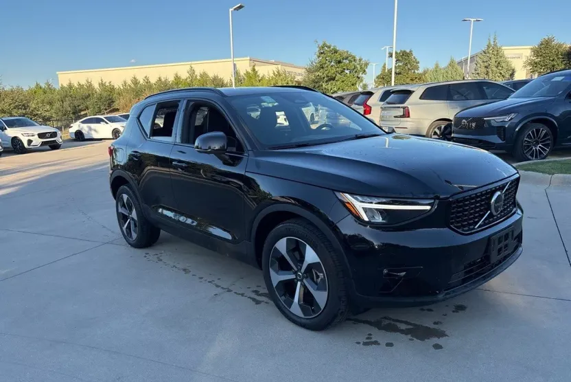 2025 Volvo XC40 Plus photo 1
