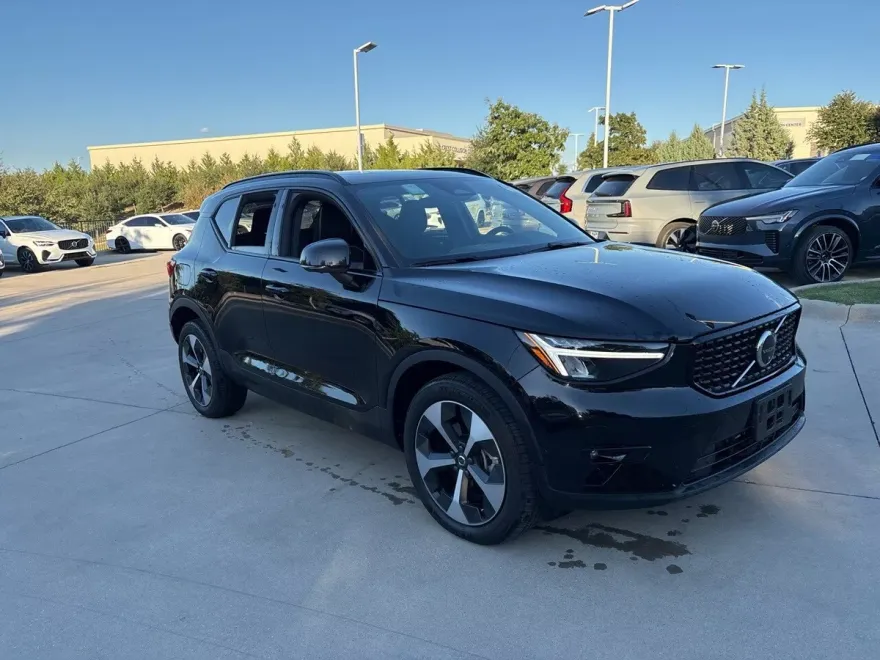 2025 Volvo XC40 Plus photo 1