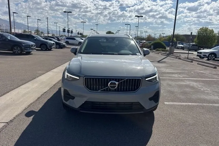 2025 Volvo XC40 Core photo 1
