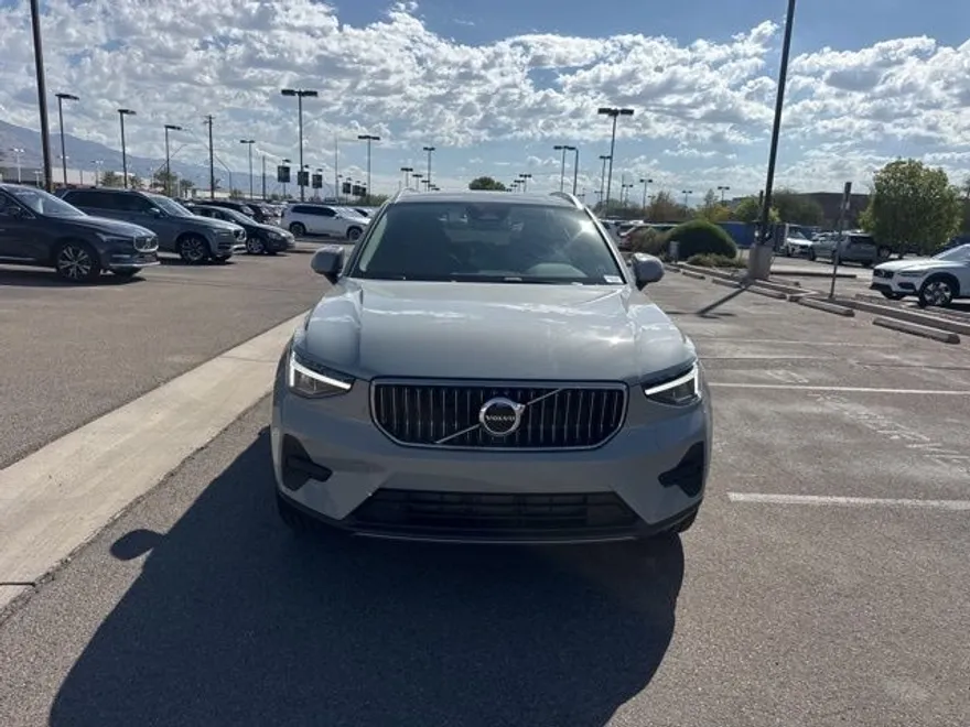 2025 Volvo XC40 Core photo 1