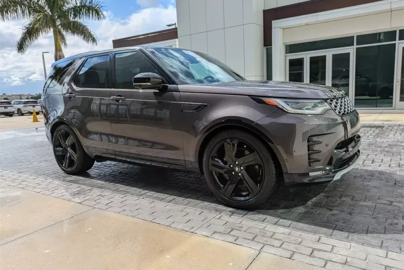 2024 Land Rover Discovery Metropolitan Edition photo 1