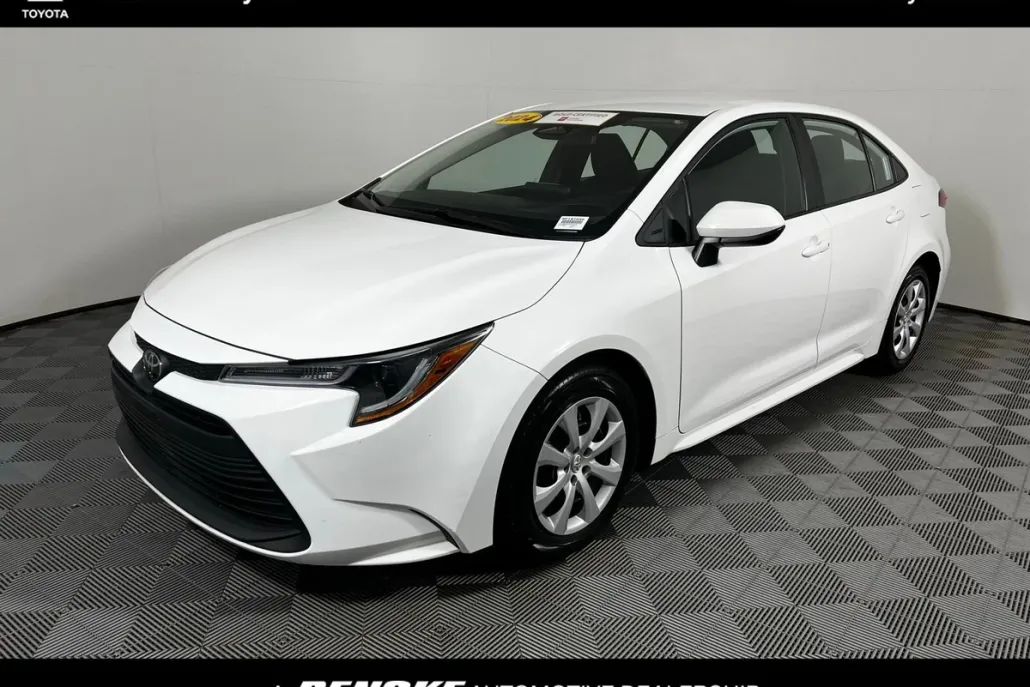 2024 Toyota Corolla LE photo 1