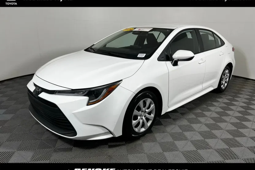 2024 Toyota Corolla LE photo 1