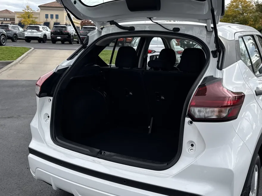 2023 Nissan Kicks S photo 1