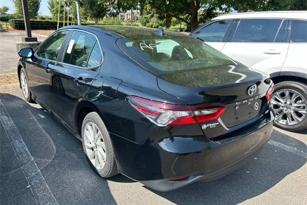 2023 Toyota Camry LE photo 1