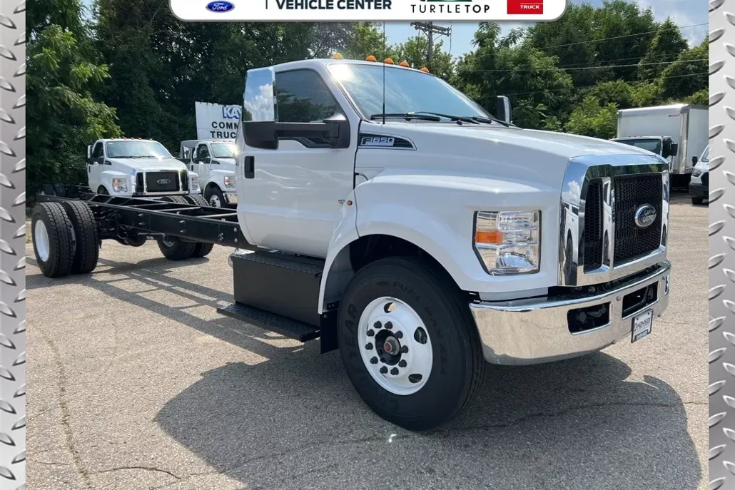 2025 Ford F-650 photo 1