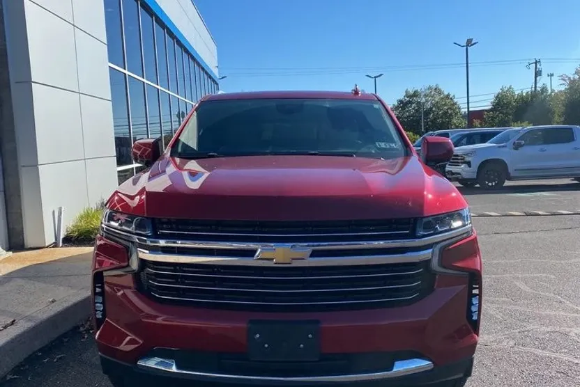 2023 Chevrolet Suburban LT photo 1