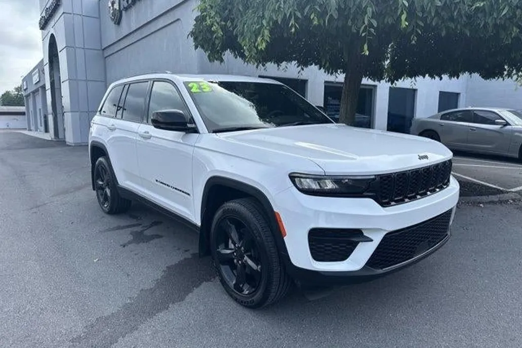 2023 Jeep Grand Cherokee Laredo photo 1