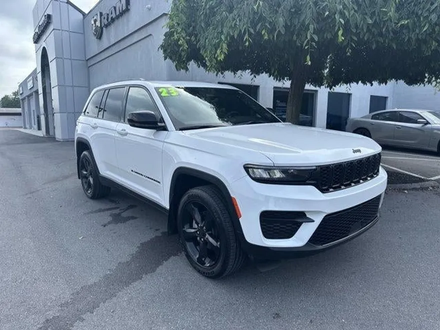 2023 Jeep Grand Cherokee Laredo photo 1