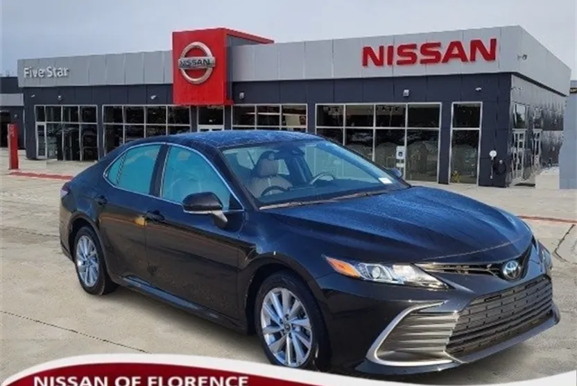 2023 Toyota Camry LE photo 1