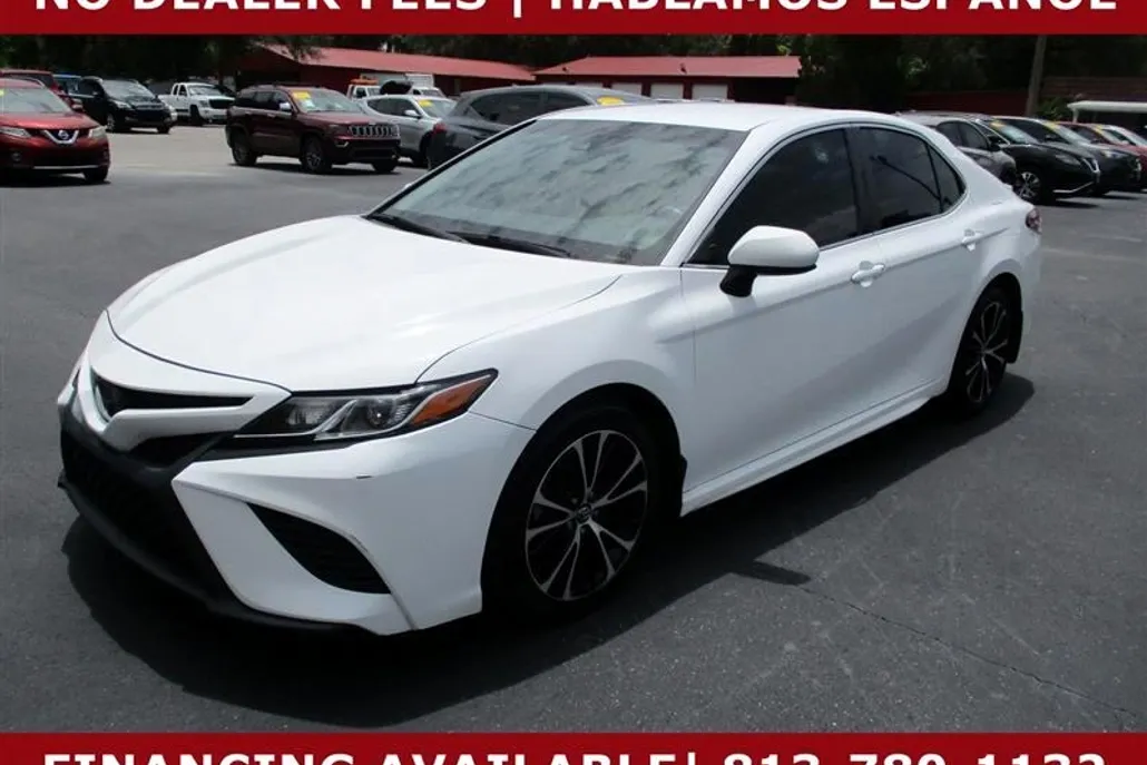 2018 Toyota Camry SE photo 1