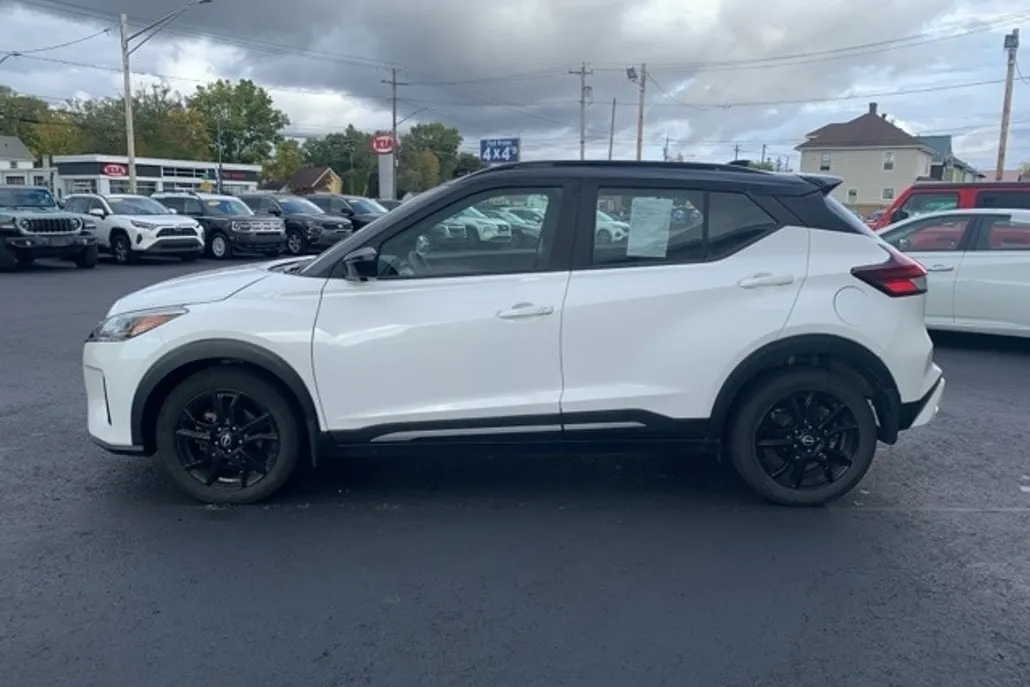 2022 Nissan Kicks SR photo 1