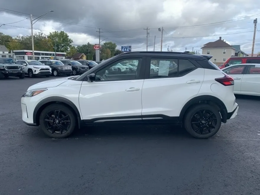 2022 Nissan Kicks SR photo 1