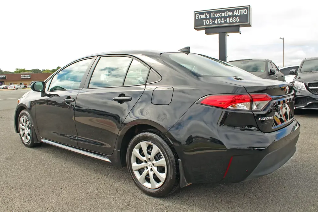 2025 Toyota Corolla LE photo 1