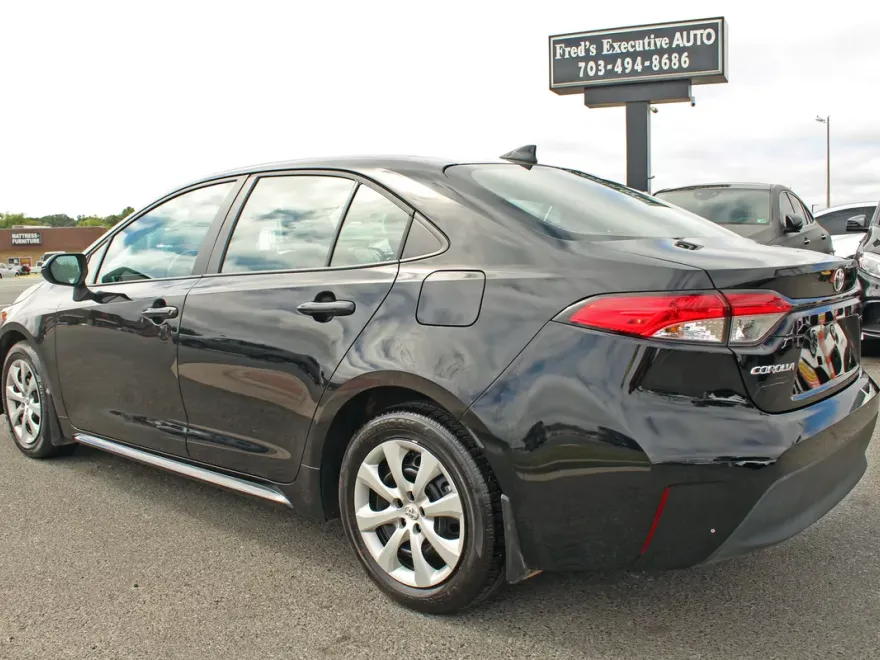 2025 Toyota Corolla LE photo 1