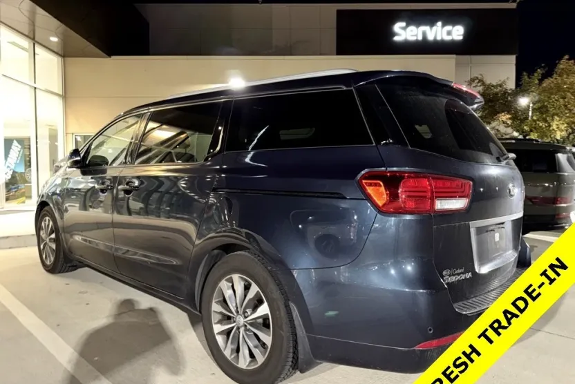 2016 Kia Sedona SX photo 1