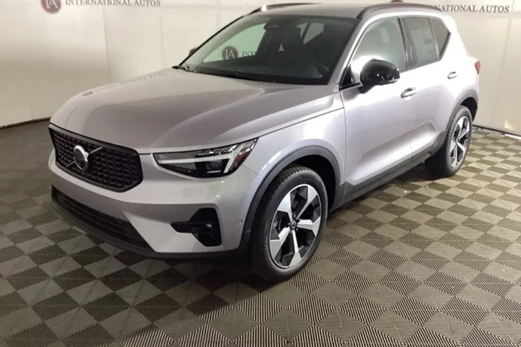2026 Volvo XC40 Plus photo 1