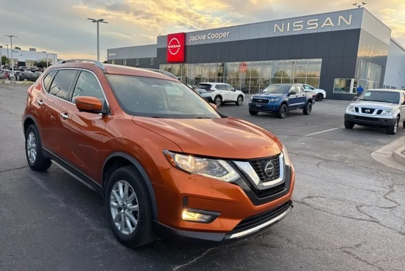 2018 Nissan Rogue SV photo 1