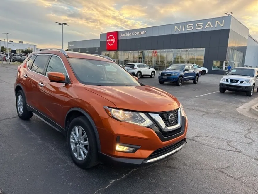 2018 Nissan Rogue SV photo 1