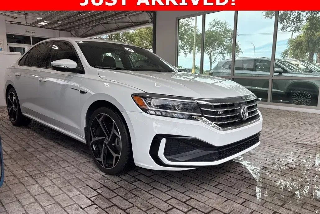 2021 Volkswagen Passat 2.0T R-Line photo 1