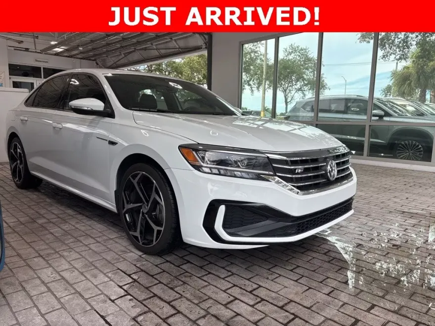 2021 Volkswagen Passat 2.0T R-Line photo 1