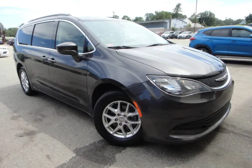 2020 Chrysler Voyager LXi photo 1
