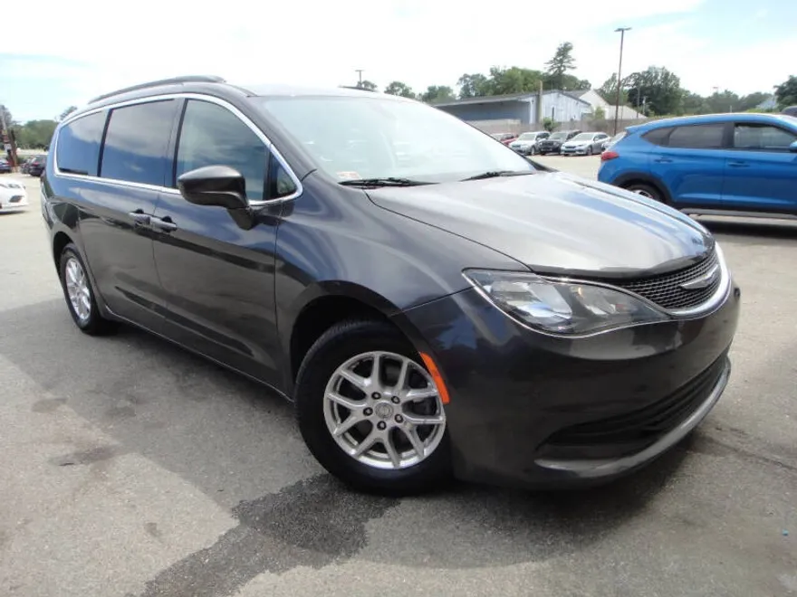 2020 Chrysler Voyager LXi photo 1