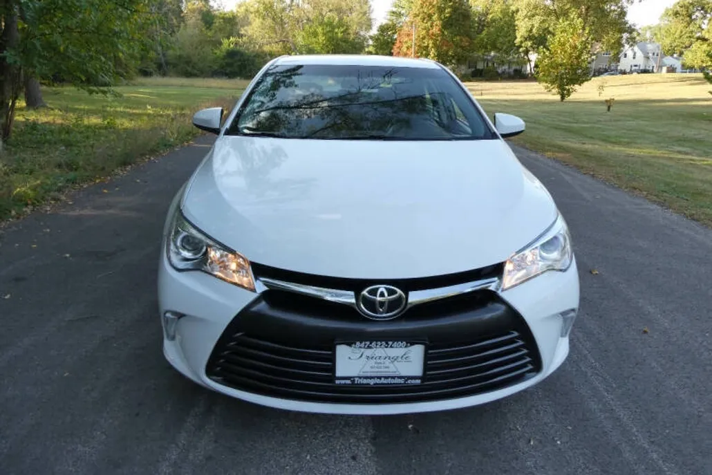 2016 Toyota Camry LE photo 1