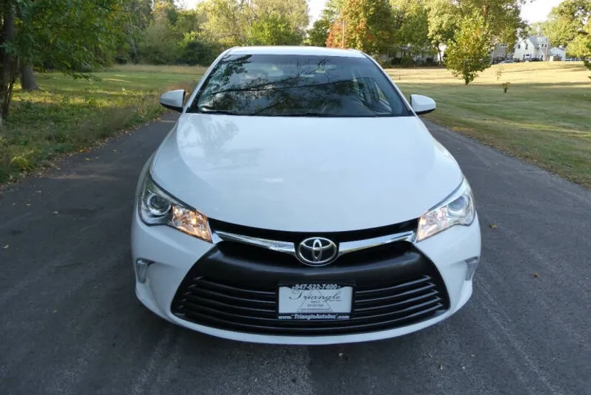 2016 Toyota Camry LE photo 1