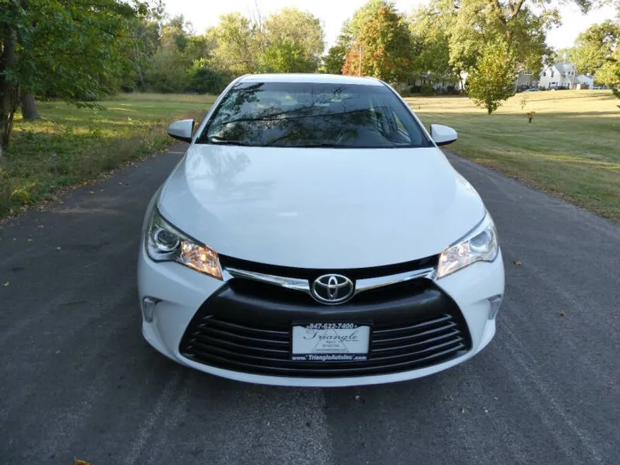 2016 Toyota Camry LE photo 1