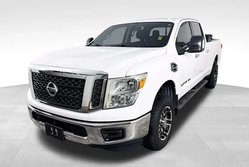 2017 Nissan Titan SV photo 1