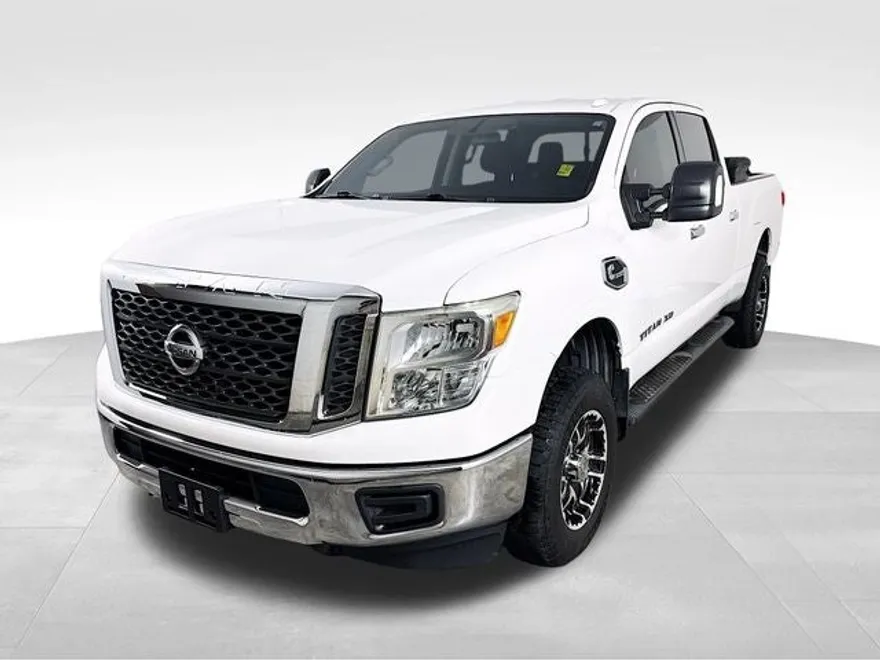 2017 Nissan Titan SV photo 1