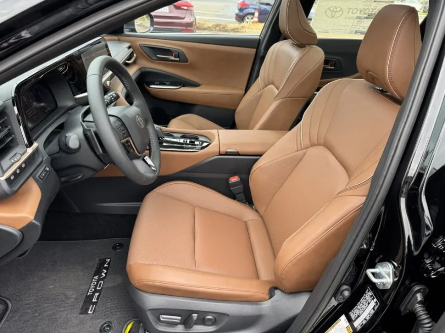 2025 Toyota Crown Signia Limited photo 1