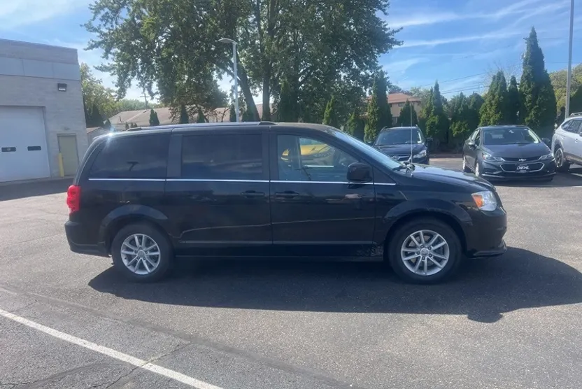2019 Dodge Grand Caravan SXT photo 1