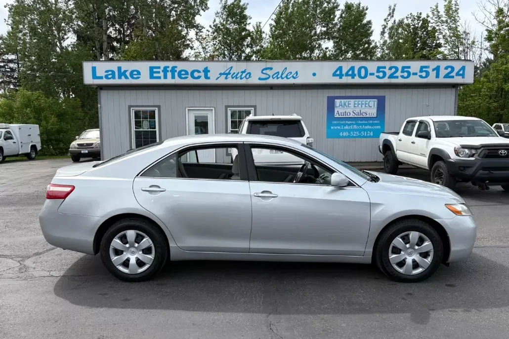 2009 Toyota Camry LE photo 1