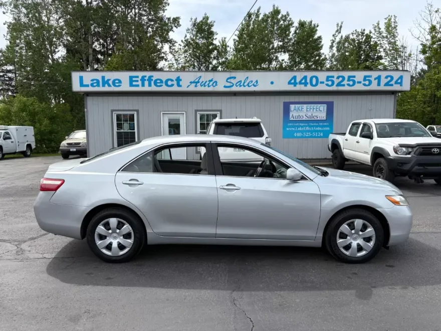 2009 Toyota Camry LE photo 1
