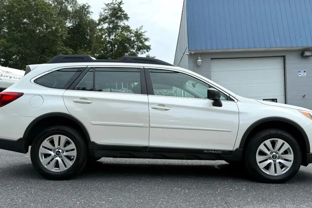 2017 Subaru Outback 2.5i photo 1