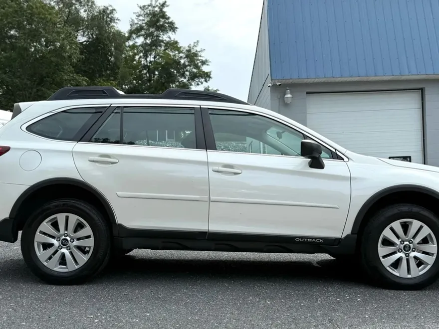 2017 Subaru Outback 2.5i photo 1