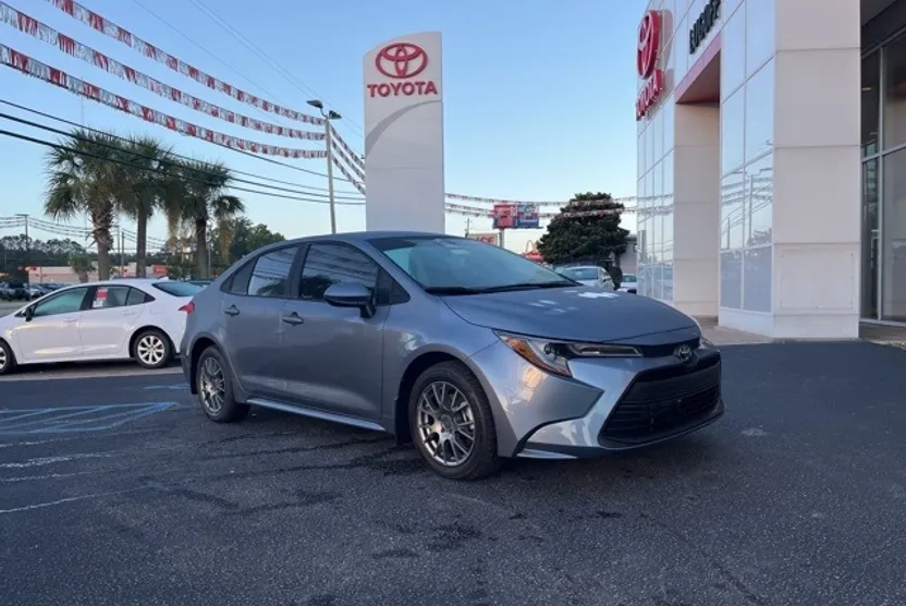 2025 Toyota Corolla LE photo 1