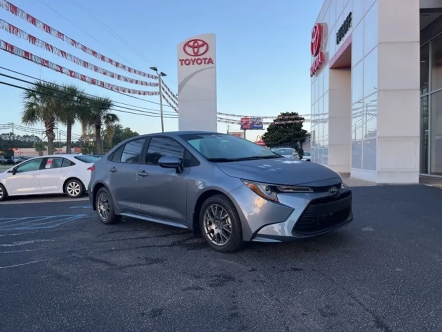 2025 Toyota Corolla LE photo 1