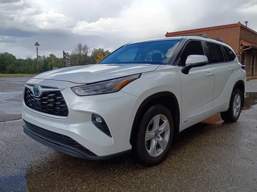 2023 Toyota Highlander Hybrid LE photo 1