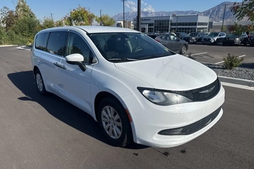 2021 Chrysler Voyager L photo 1