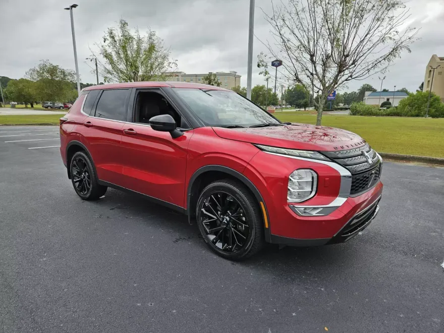 2023 Mitsubishi Outlander SE Black Edition photo 1