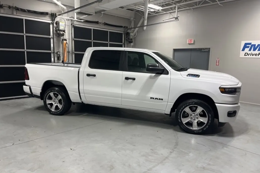 2025 Ram 1500 Tradesman photo 1