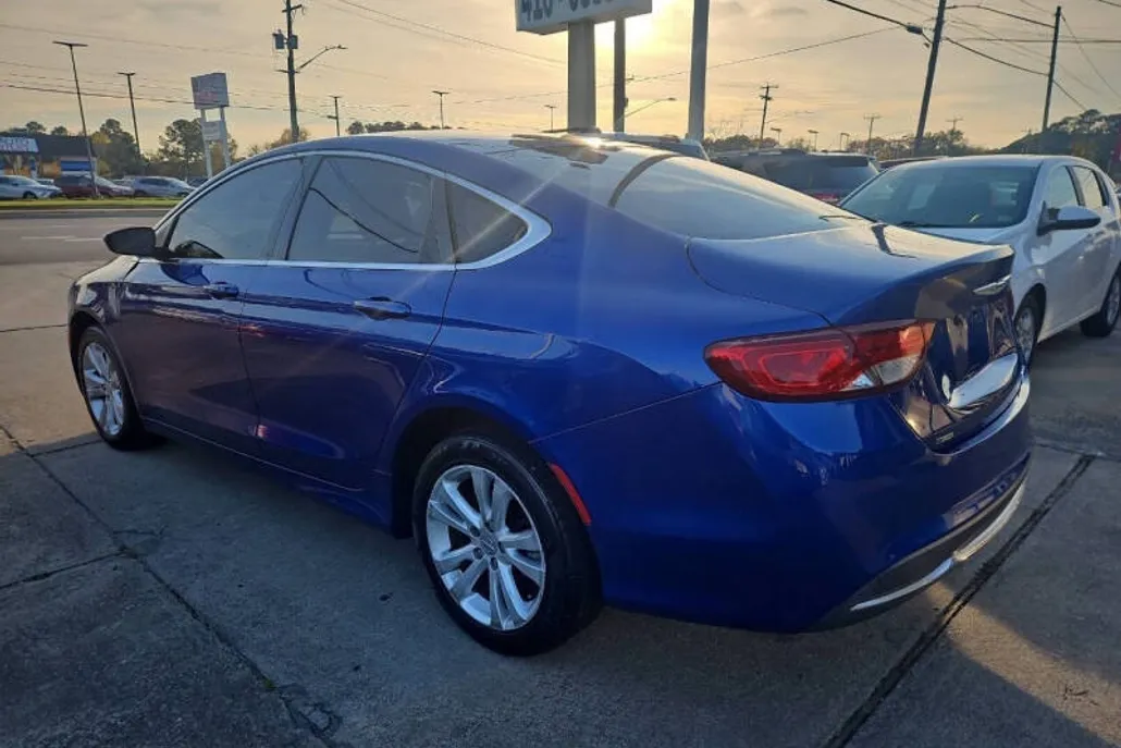 2015 Chrysler 200 Limited photo 1