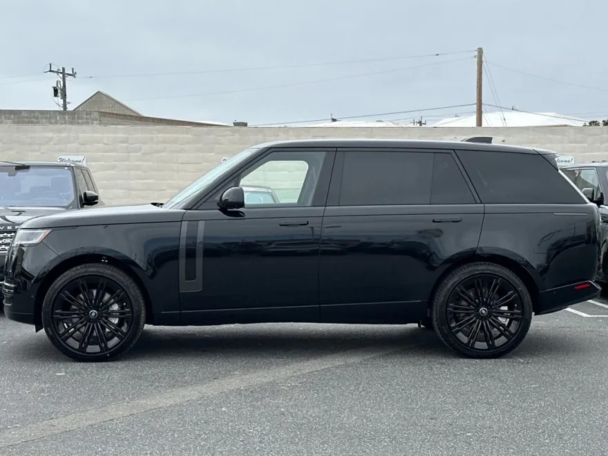2025 Land Rover Range Rover SE photo 1